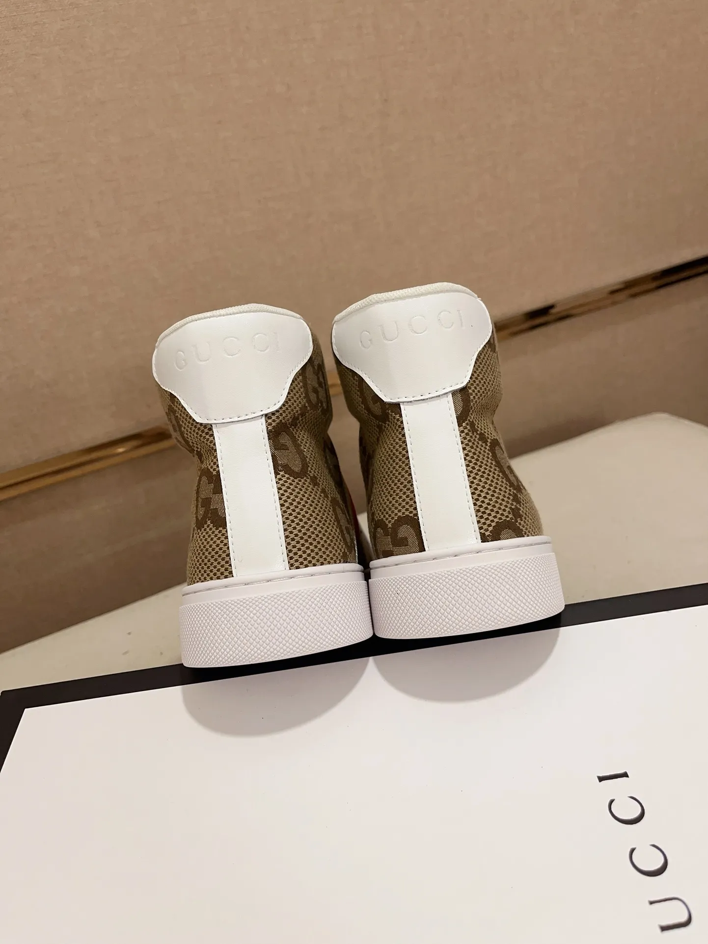 Men's shoes 💰 440 💰 High-quality new high-top GUCCI counters are on the market at the same time. The new men's shoes, 😘fabrics are selected imported cowhide, lining: sheepskin lining. 👍🏿 High-end ☄️ air-cushion molded anti-slip rubber outsole, exquisite lines, simple and elegant, comfortable and high-end for leisure travel. Code number: 38 to 44 (45 can be customized and cannot be returned or exchanged)